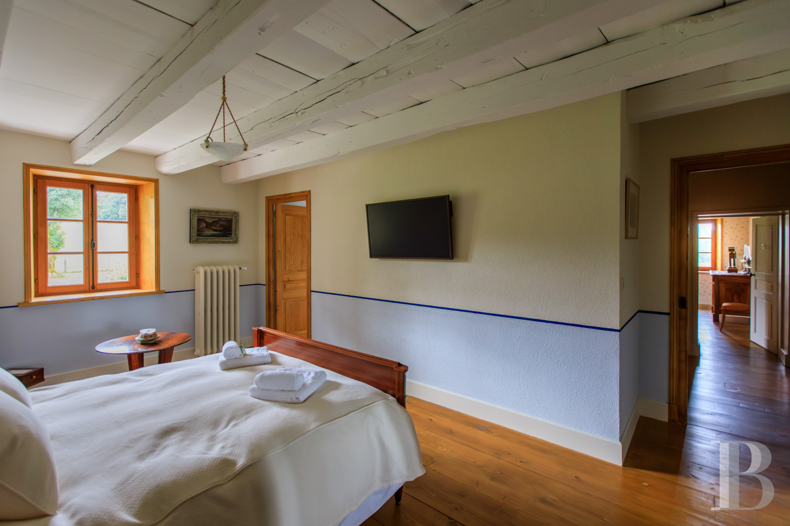 Dans le Haut-Bugey, à mi-chemin entre Lyon et Genève, une ferme abbatiale du 17e siècle transformée en une vaste et confortable demeure.  - photo  n°24